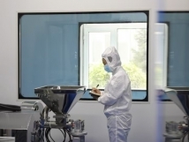 不負(fù)秋日好時(shí)光 ，亞歐廠里生產(chǎn)忙， 機(jī)器轟鳴干勁足，熱火朝天普新章！